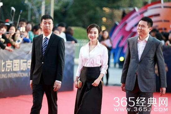 李依晓亮相北京电影节 甜美知性气质