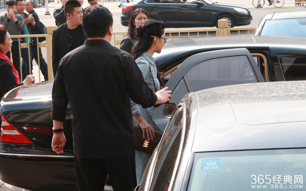 范冰冰着牛仔裙回归少女时代 清纯靓丽