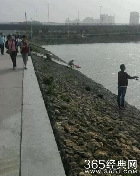 男子河边竟当众给“女友”洗澡 画面太污尺度惊人不忍直视