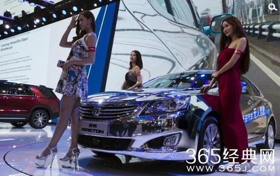 车展网络女主播不请自到 展方：别趴车上