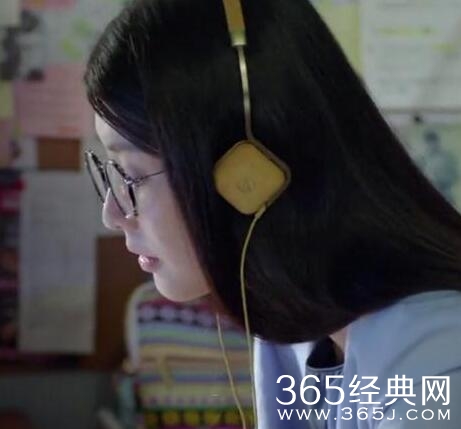 欢乐颂关雎尔戴的耳机是什么牌子的