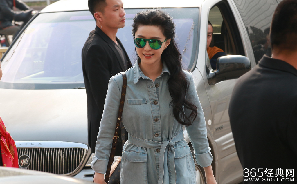 范冰冰着牛仔裙回归少女时代 清纯靓丽