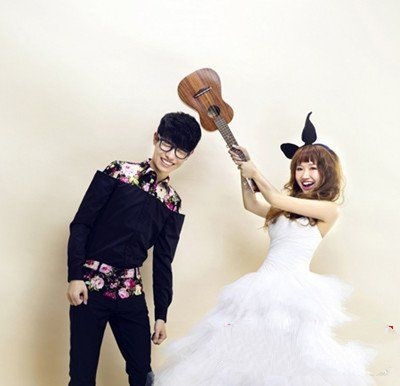 李行亮爱女照片曝光 午后公园做游戏默契