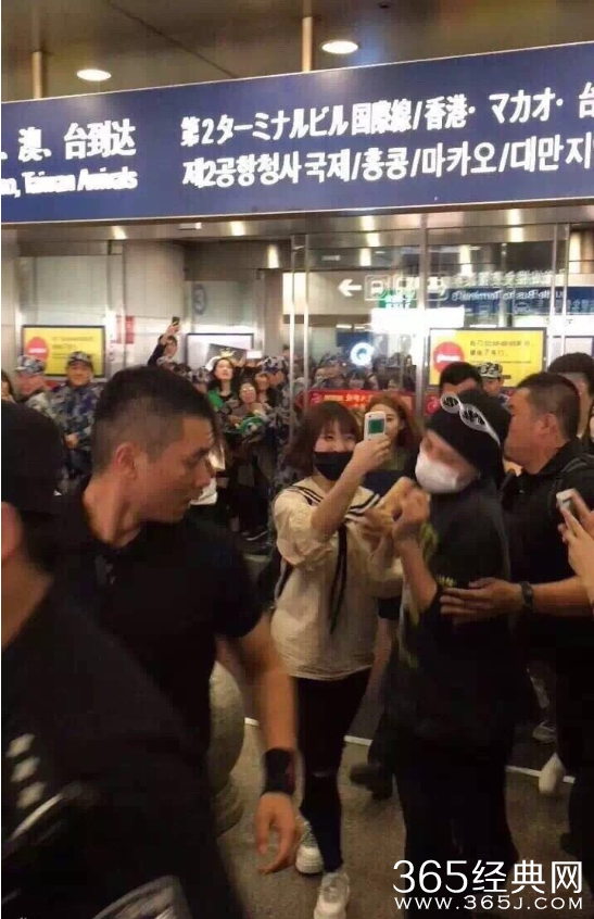 Bigbang权志龙抵京 保镖怒推女粉丝