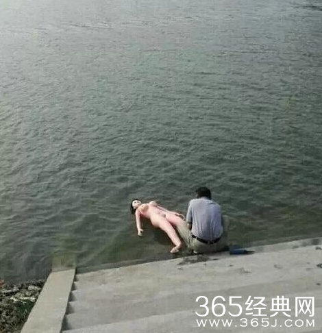 男子河边竟当众给“女友”洗澡 画面太污尺度惊人不忍直视