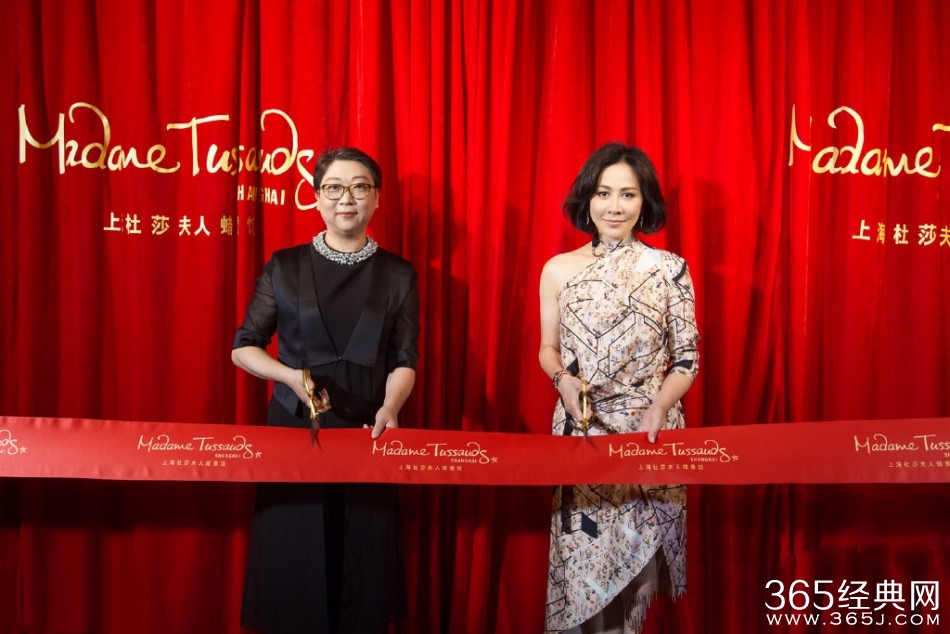 刘嘉玲热吻蜡像 露美腿显大气