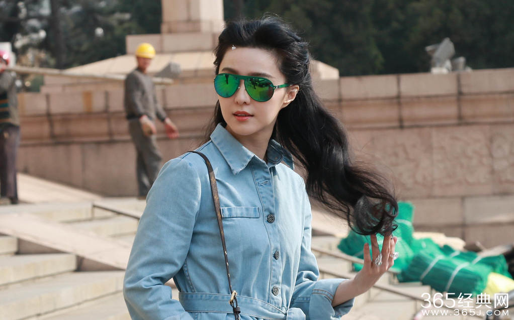 范冰冰着牛仔裙回归少女时代 清纯靓丽