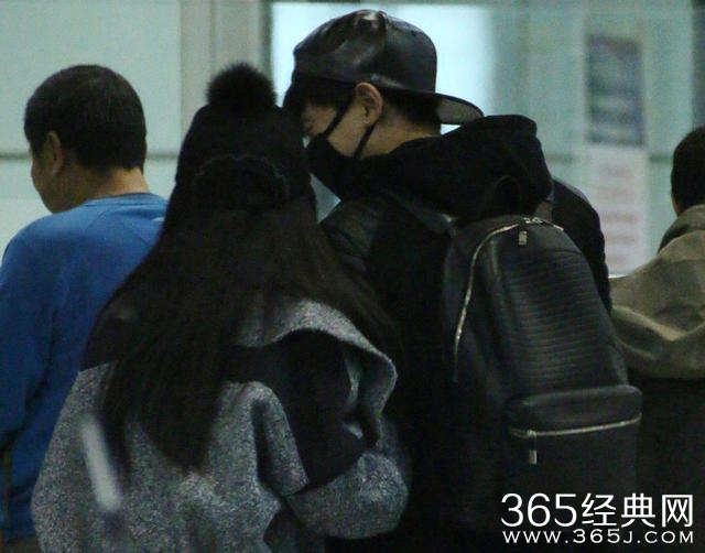 谢娜张杰过安检也要抱抱 甜蜜日常齁死人