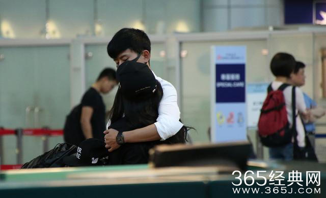 谢娜张杰过安检也要抱抱 甜蜜日常齁死人