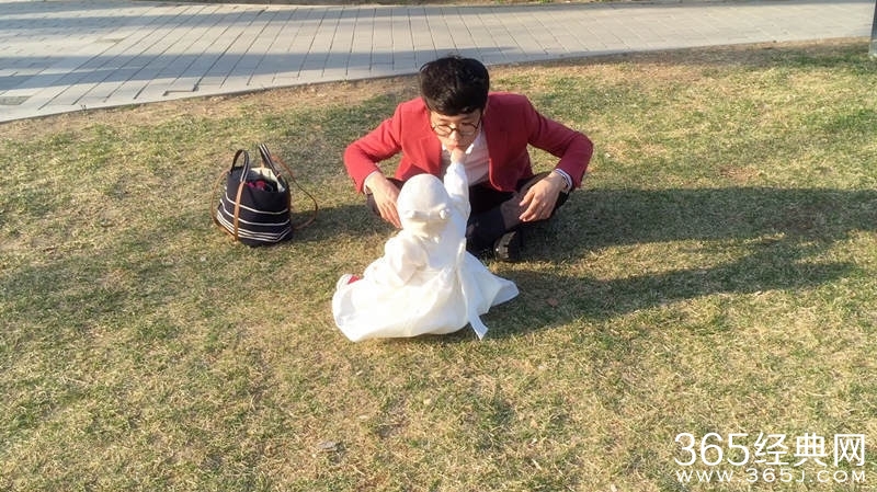 李行亮爱女照片曝光 午后公园做游戏默契