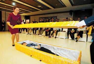 大三女生躺进殡仪馆棺材体验死亡 宣读遗书哀乐