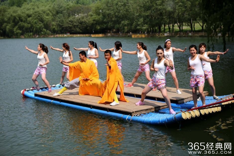 少林武僧传授女子漂流救护队队员“防狼术”