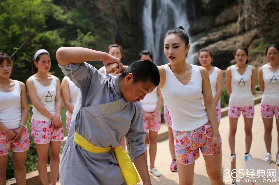 少林武僧传授女子漂流救护队队员“防狼术”