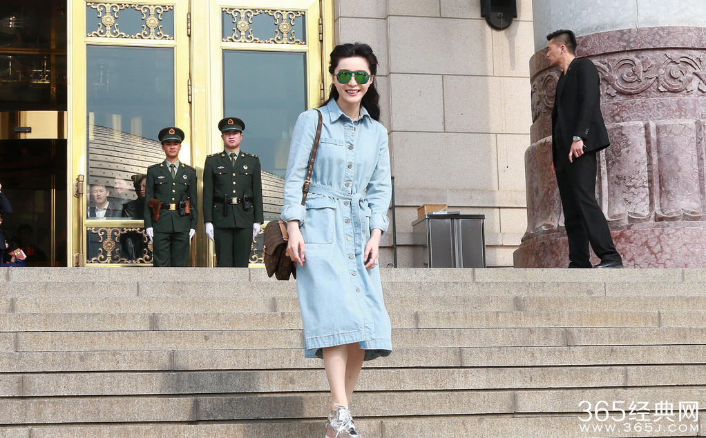 范冰冰着牛仔裙回归少女时代 清纯靓丽