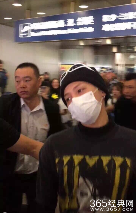 Bigbang权志龙抵京 保镖怒推女粉丝