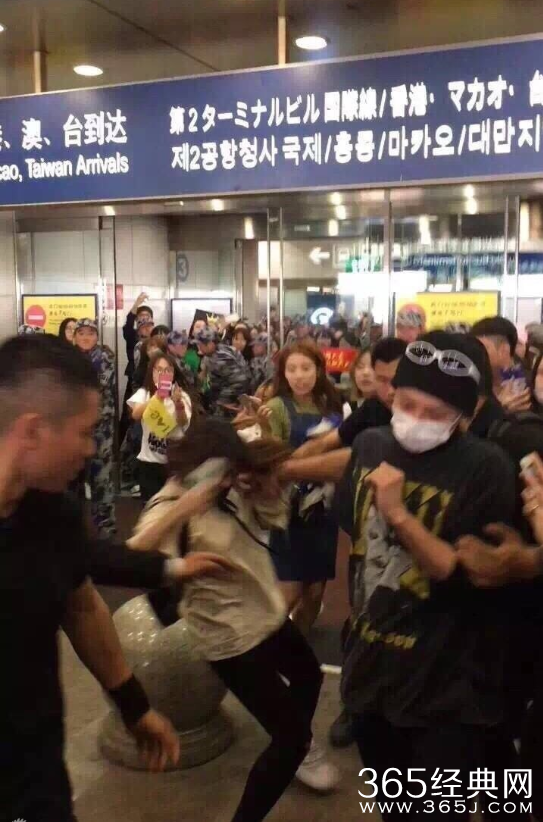 Bigbang权志龙抵京 保镖怒推女粉丝