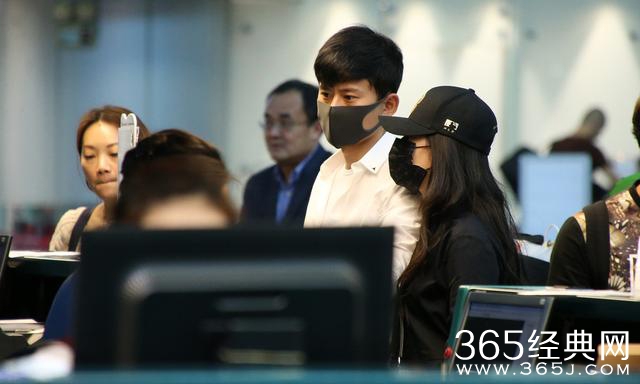 谢娜张杰过安检也要抱抱 甜蜜日常齁死人