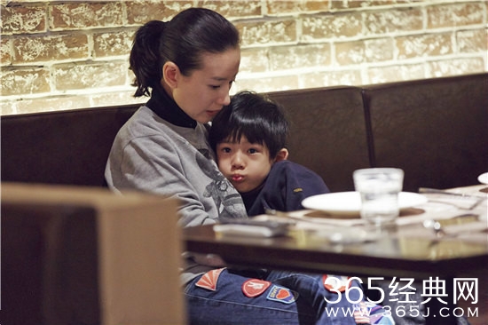 董洁带儿子顶顶就餐 帮子擦嘴母爱满满