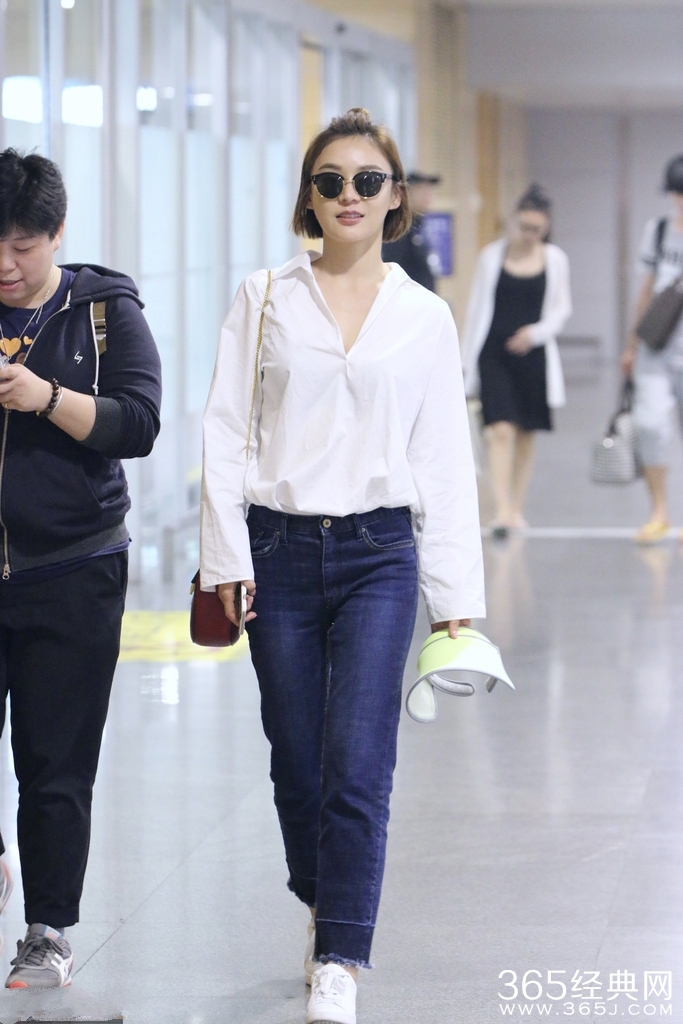 袁姗姗丸子头萌萌哒 深V白衬衫清爽性感