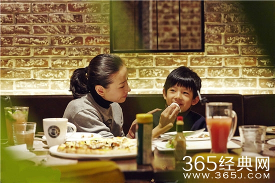 董洁带儿子顶顶就餐 帮子擦嘴母爱满满