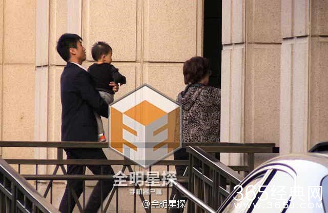 董卿疑似生子 抱男婴逛商场母爱爆棚