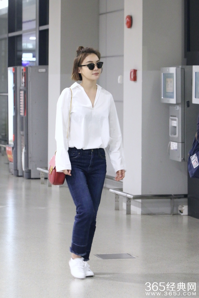 袁姗姗丸子头萌萌哒 深V白衬衫清爽性感