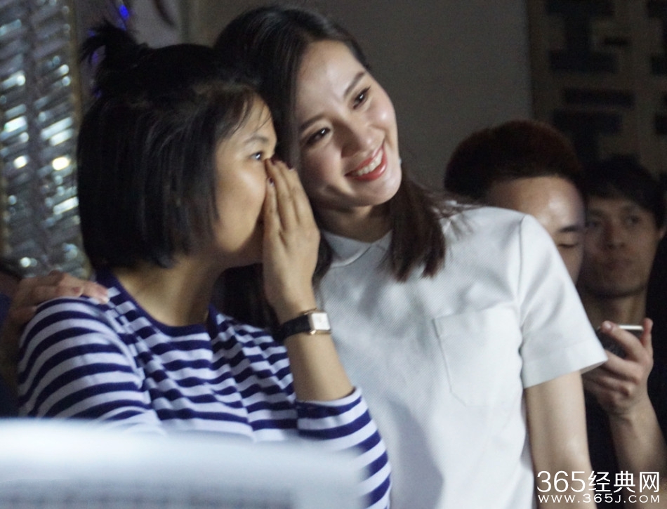 人妻刘诗诗掩面甜笑 印花小短裙秀美腿