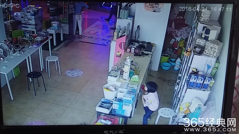 女童护肤品店5秒偷走iPhone6 疑似惯犯