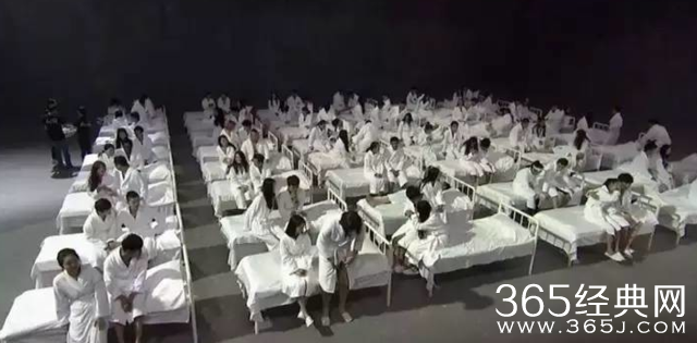 杜蕾斯百人安全套体验完整视频 网友：太坑爹