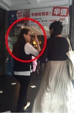 伊能静素颜打扮现身街头 挺孕肚健步如飞