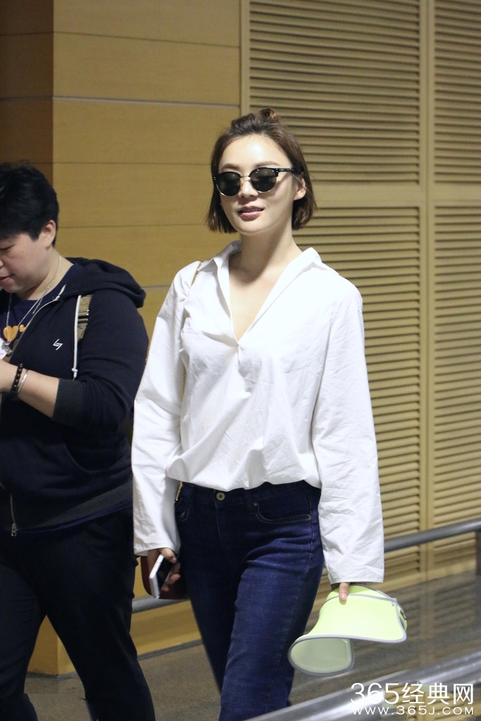 袁姗姗丸子头萌萌哒 深V白衬衫清爽性感