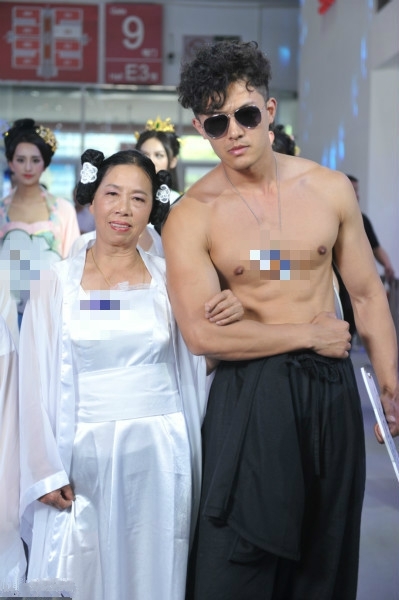 车展嫩模不见了！男模半裸手牵大妈闪瞎眼