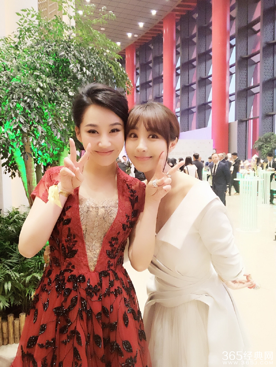 许晴中门大开甜笑卖萌 李菲儿献吻似姐妹