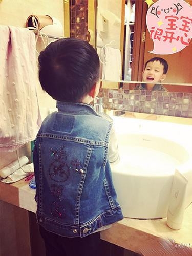 坑娃狂魔!姚晨在儿子衣服上绣了个“精终报国”