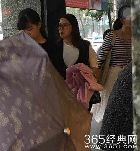 伊能静素颜打扮现身街头 挺孕肚健步如飞