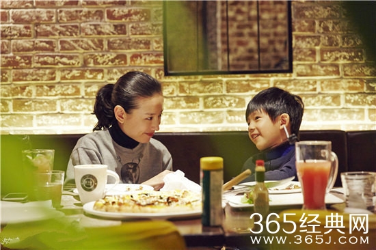 董洁带儿子顶顶就餐 帮子擦嘴母爱满满