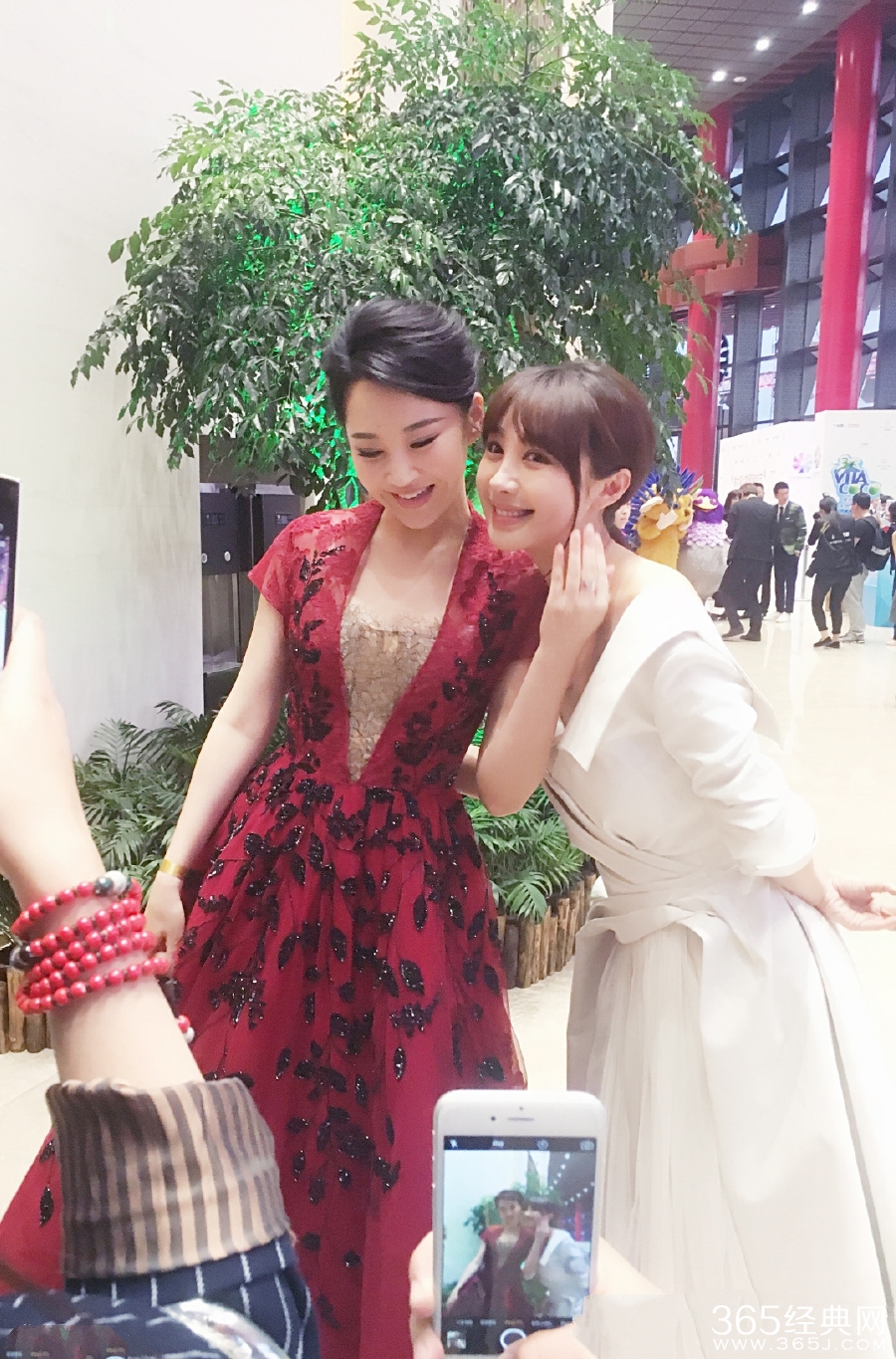 许晴中门大开甜笑卖萌 李菲儿献吻似姐妹