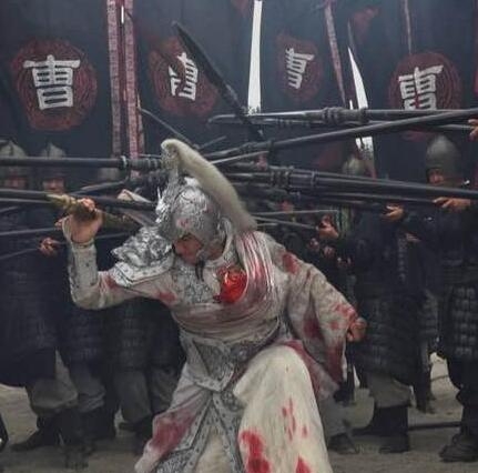 武神赵子龙长坂坡用斧子把赵云拍晕的曹将是谁