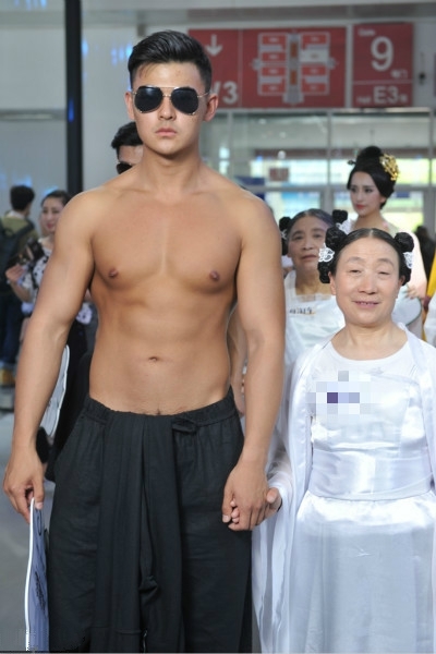 车展嫩模不见了！男模半裸手牵大妈闪瞎眼