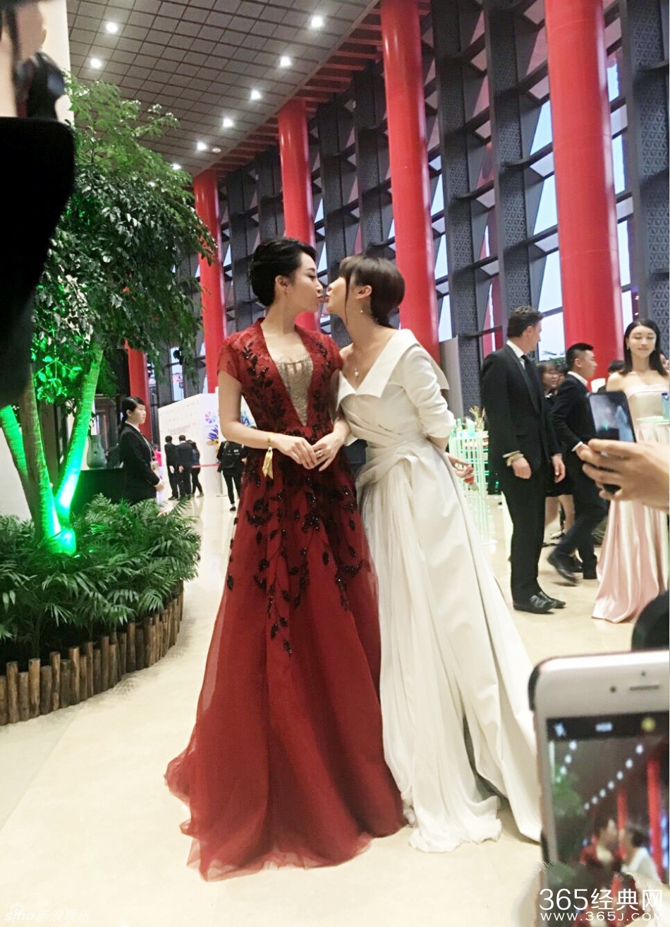 许晴中门大开甜笑卖萌 李菲儿献吻似姐妹