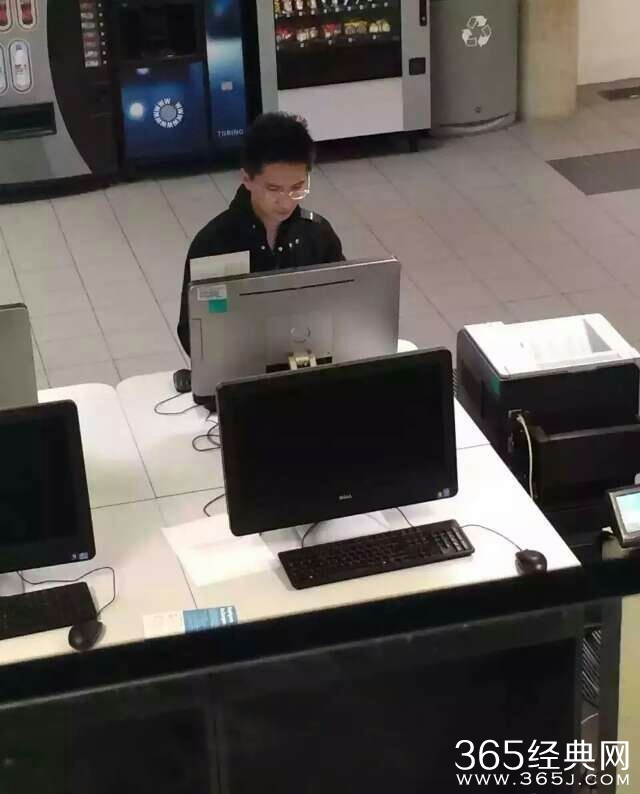 《快乐星球》丁凯乐近照 戴眼镜文质彬彬