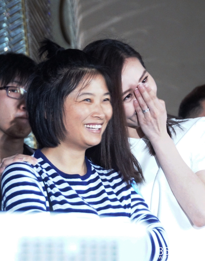 人妻刘诗诗掩面甜笑 印花小短裙秀美腿