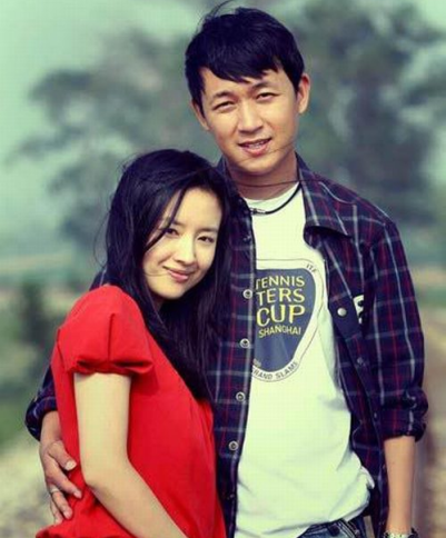 网友劝董洁潘粤明复合 原因是儿子太帅了