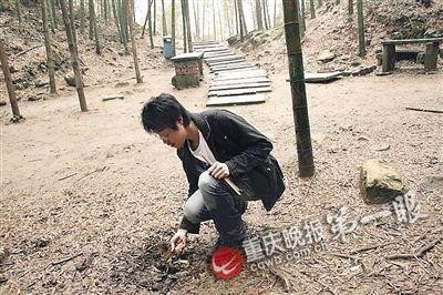 小伙嫌上班累工资低在家昏睡：宅着更省钱