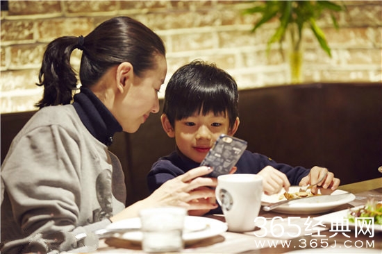 董洁带儿子顶顶就餐 帮子擦嘴母爱满满