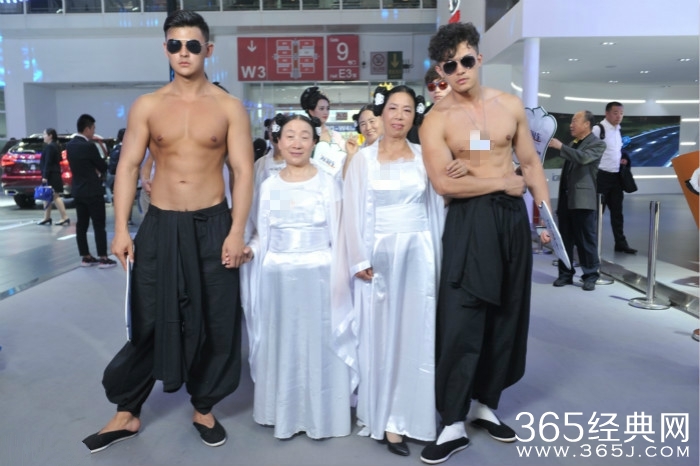 车展嫩模不见了！男模半裸手牵大妈闪瞎眼