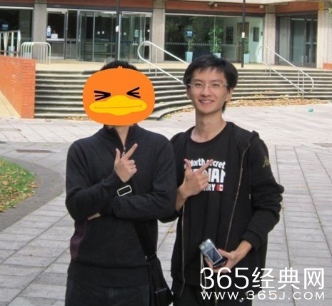 《快乐星球》丁凯乐近照 戴眼镜文质彬彬