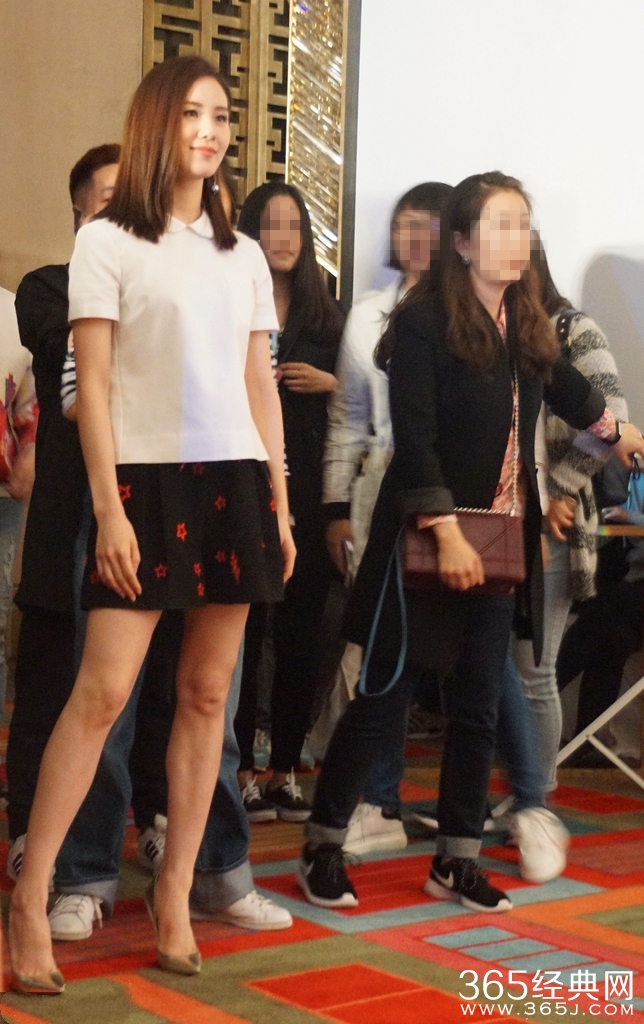 人妻刘诗诗掩面甜笑 印花小短裙秀美腿