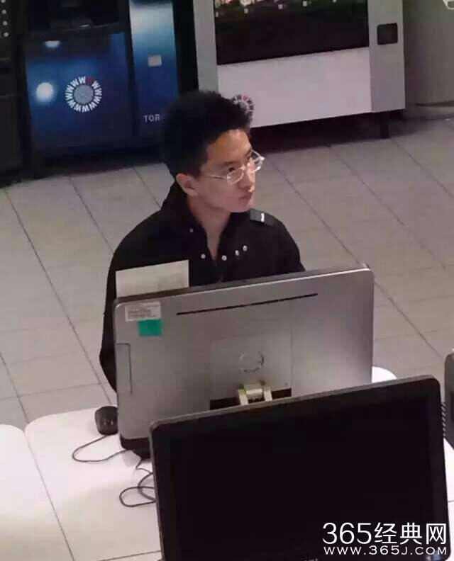 《快乐星球》丁凯乐近照 戴眼镜文质彬彬