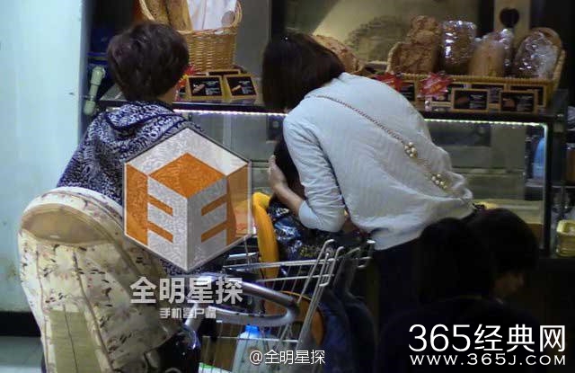 董卿疑似生子 抱男婴逛商场母爱爆棚